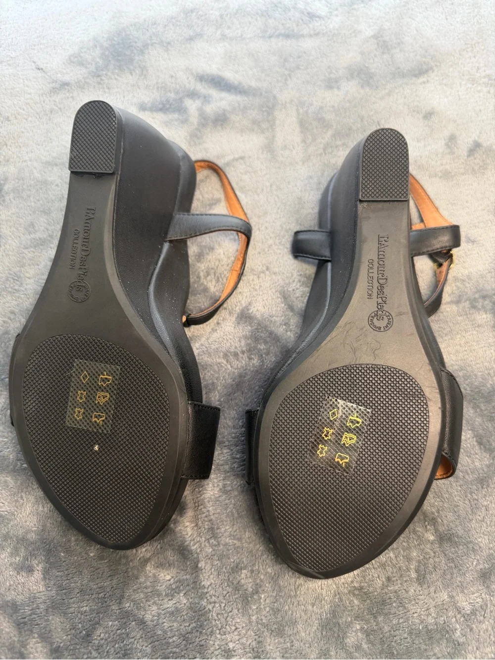 L’Amour Des Pieds Idelle Black Leather Wedge T Strap Sandals 7M NWOB